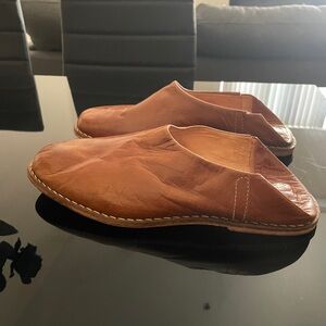 **Handmade Moroccan Brown Genuine Leather Babouche Slippers - (Unisex)**
